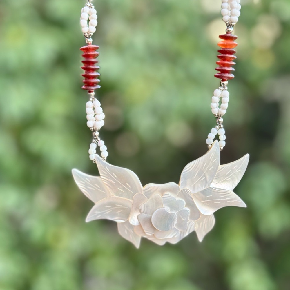 🌸 Vintage Hand-Carved Mother of Pearl Floral Pendant Necklace w/white red beads